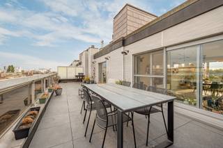 Ruim dakappartement op centrale ligging vlakbij winkels, openbaar vervoer, parken,.... Het appartement geniet van een mooi uitzicht en zeer ruim dakterras. <br /><br />Indeling van het appartement:<br />Inkomhal: +/- 8.5 m², tegels, ingemaakte kasten.<br />Afzonderlijk toilet met handenwasser.<br />Living: +/- 37 m², tegels. Terras: +/- 45 m².<br />Keuken: +/- 6.25 m², tegels, kasten, gasfornuis, afwasbak, frigo, diepvriezer, oven, vaatwasser, dampkap.<br />Slaapkamer 1: +/- 13 m², laminaat.<br />Slaapkamer 2: +/- 13 m², laminaat (kan eventueel opgesplitst worden in twee kamers).<br />Badkamer: +/- 8 m², tegels, inloopdouche, dubbele lavabo met meubel, aansluiting wasmachine.<br />1 kelderberging. <br /><br />CV op gas met individuele meters. <br />Water met tussenmeters.<br /> 