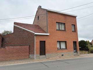 WONING MET CENTRALE VERWARMING, GEÏNSTALLEERDE BADKAMER, KELDER, ZOLDER EN BIJBOUW GELEGEN TE VELM OP 3A 90CA