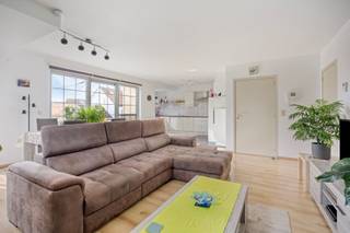 <p><span>RUIM EN ENERGIEZUINIG APPARTEMENT 127M² MET 2 SLAAPKAMERS, TERRASSEN, ONDERGRONDSE AUTOSTAANPLAATS EN KELDER</span></p><p><span>Lichtrijk appartement gelegen op de 1ste verdieping met lift - ligging in mooie residentie nabij centrum en station met vlotte bereikbaarheid via N16, A12 en N17</span></p><p><span> </span></p><p><span>Inkomhal/ ruime living met eetplaats (36m²) met ingerichte open keuken met toegang tot het terras (10m²)/ nachthal / 2 slaapkamers (4 x 3,79m; 3,81 x 2,97m) waarvan 1 met toegang tot balkon / bureauruimte (2,93x2m)/ ruime badkamer met wastafel, ligbad en douche/ toilet met handwas/ berging.</span></p><p><span>Ondergrondse autostaanplaats / kelderberging (3,2 x 1,6m) / gemeenschappelijke fietsenberging.</span></p><p><span>Vrij van gebruik: Huurovereenkomst te respecteren.</span></p><p><span> </span></p><p><span> </span></p><p><span> </span></p>