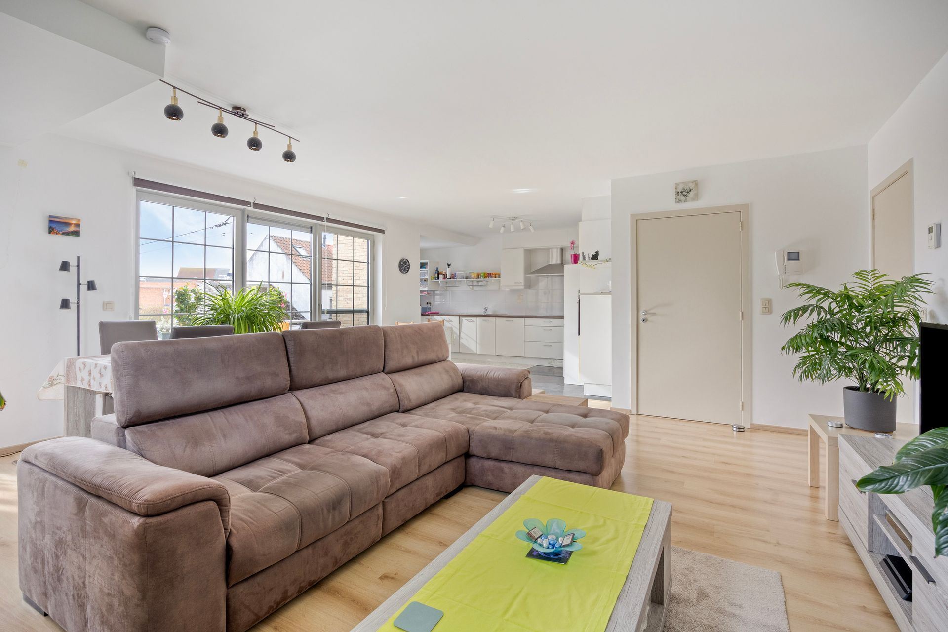 RUIM APPARTEMENT 127M² MET 2 SLPKS, TERRAS, AUTOSTAANPLAATS EN KELDER - foto 3