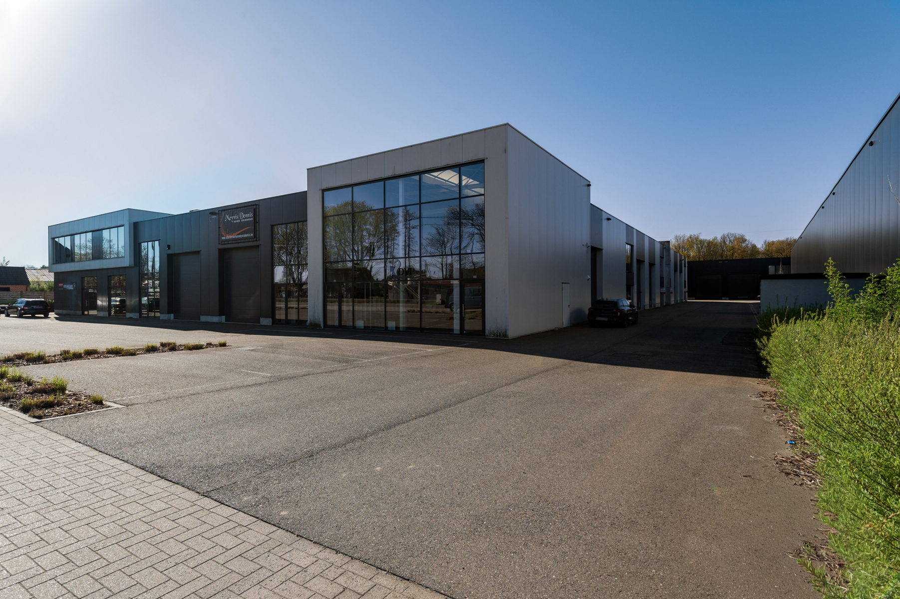 KMO Unit van 210m²+63m² verdieping+ 2pp - foto 4