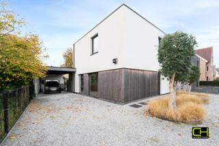 Ontdek deze energiezuinige en lichtrijke instapklare woning met EPC A-label, gelegen in Lovendegem. Met een doordachte indeling biedt deze woning...