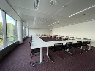 Instapklare kantoorruimte van 997 m² te huur, deel uitmakend van het hoogkwalitatieve kantoorgebouw "Silver Building". Uitstekende zichtbaarheid...