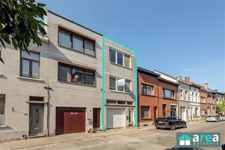 <p><span>In een rustige straat in Boho, treffen we deze instapklare woning met terras terug. Het betreft een ruime en verzorgde woning met 3 à 4 slaapkamers (afhankelijk van gebruik). Vergeet het parkeerprobleem! De woning beschikt over een inpandige garage alsook een plekje voor de poort. Plaats voor je hobby/ werk? Achteraan de woning bevindt zich een polyvalente ruimte die je zelf kan invullen! Dankzij de uitstekende ligging bevindt u zich op een steenworp van tal van hippe adresjes, gezellige cafés en restaurants. Bovendien biedt de directe omgeving een uitgebreid aanbod aan voorzieningen: winkels, scholen, apotheken en openbaar vervoer zijn allemaal vlot bereikbaar.</span></p><p><span> </span></p><p><span>Grootste troeven</span></p><p><span>-Centrale locatie</span></p><p><span>-Inpandige garage met handig magazijn</span></p><p><span>-Instapklare woning met 3 à 4 slaapkamers</span></p><p><span>-Conforme EK + asbestveilig attest!</span></p><p><span>-Geen energetische reno-verplichting!</span></p><p><span> </span></p><p><span>Indeling</span></p><p><span>Kelder: ruime droge kelder (35m²), ideaal voor stockage!</span></p><p><span>Glvl: inkomhal met doorgang naar de bureauruimte (11m²), gevolgd door een douchekamer (4m²) met toilet. Via de garage (25m²) met elektrische poort bereik je het handige magazijn/bergruimte (60m²).</span></p><p><span>V1: Ruime, lichte leefruimte (30m²) met aansluitend de volledig geïnstalleerde keuken (14m²). Daarnaast vind je een ingerichte badkamer (7m²) met inloopdouche en WC alsook een polyvalente kamer (10m²) die kan dienen als slaapkamer of bureauruimte. Tot slot is er nog een ruim en zonnig terras (33m²).</span></p><p><span>V2: Via de nachthal bereiken we twee comfortabele slaapkamers (18m² & 12m²). Op het tussenverdiep bevindt zich de 3</span><span><sup>de</sup></span><span> slaapkamer (11m²) met ensuite badkamer (3m²), uitgerust met ligbad en toilet.</span></p><p><span> </span></p><p><span>Voor meer informatie kan u terecht bij Area Partners: INFO@area.be of 03/284.60.60</span></p>