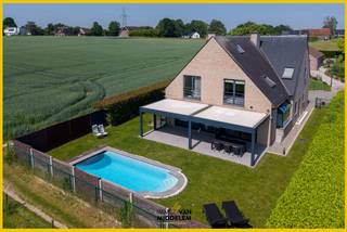 <strong>Droomt u van de ideale combinatie tussen landelijke rust en een vlotte bereikbaarheid? Immo Van Middelem stelt u graag deze ruime en lichtrijke villa (+/- 250 m²) voor, gelegen in een bijzonder rustige en groene omgeving, in een doodlopende straat nabij het centrum van Dilbeek.</strong> Deze woning is perfect voor gezinnen die op zoek zijn naar ruimte, comfort en een vleugje vakantiegevoel, terwijl scholen, winkels en openbaar vervoer zich vlakbij bevinden.<br /><br />De villa is opgedeeld in 2 niveaus: <br />- GELIJKVLOERS: inkomhal met apart toilet en vestiaire, lichtrijke leefruimte met grote raampartijen en directe toegang tot de tuin met ZWEMBAD en ruim overdekt terras, volledig ingerichte keuken met aansluitende wasplaats, inpandige garage met ruime berging; <br />- 1e VERDIEPING: ruime nachthal, bureau, 5 RUIME slaapkamers waarvan 1 met eigen badkamer alsook 2 afzonderlijke douchekamers, aparte WC;<br />- ZEER RUIME ZOLDER: 52 m², leidingen van water en elektriciteit werden reeds doorgetrokken, bereikbaar via trapladder. <br /><br />Comfort: alarmsysteem, laadpaal, alarmsysteem met camera’s; overdekt terras met ledverlichting en verwarming, verwarmd zwembad<br /><br />CV op stadsgas <br />EPC: 260 kWh/m².jaar - Label C (UC: 2201495)<br />Elektriciteit CONFORM tot 2051!<br />Asbestveilig. Vrij bij akte.