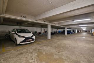 Une place de parking est à vendre dans le parking souterrain situé au 9-11, avenue Roest d'Alkemade.   * Pas de poteaux gênants * Stationnement...