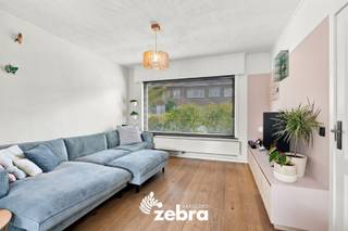 Deze instapklare woning met 3 slaapkamers, tuin en garage bevindt zich op een zeer centrale doch rustige ligging te Tielt, namelijk de Europawijk. Dankzij de centrale ligging bevinden diverse winkels, gezellige horecazaken, sportgelegenheden, scholen en het openbaar vervoer zich op wandel- en fietsafstand.<br /><br />Het gelijkvloers bestaat uit een inkomhal, een gezellige woonkamer, een geïnstalleerde keuken, een praktische berging, een toilet en een ruime garage met automatische poort<br /><br />Op het eerste verdiep bevinden zich 3 ruime slaapkamers, een dressing,, een nachthal en een badkamer die voorzien is van een dubbele wastafel, een ligbad, een douche en een toilet.<br /><br />Tot slot geven wij graag nog mee dat deze woning voorzien is van een gezellige tuin met terras en tuinhuis, een gerieflijke zolder, een oprit, automatische rolluiken, centrale verwarming op aardgas, EPC-label B, conforme elektriciteit, ...<br /><br /><strong>Ook wild geworden van deze thuis?<br />Twijfel niet langer en leg vandaag nog uw bezoek vast!</strong>