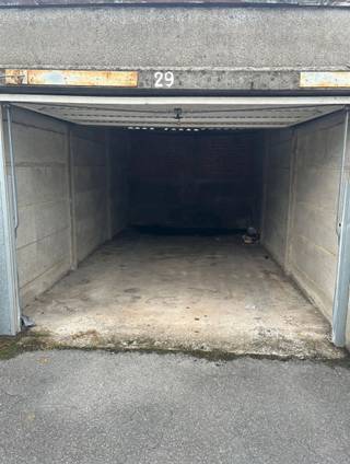 <p><span>Garage beschikbaar midden centrum Roeselare.</span></p><p><span> </span></p><p><span>Prijs per maand: €65</span></p><p><span> </span></p><p><span>Beschikbaar 1 december 2026.</span></p><p><span> </span></p>