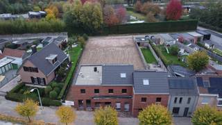 <p><span>Nieuwbouwwoning op 466m² te Broekstraat 247 Eine.</span></p><p><span> </span></p><p><span>INDELING</span></p><p><span>Je komt de woning binnen langs de inkomhal met gastentoilet.</span></p><p><span>Verder heb je op de gelijkvloerse verdieping een ruime living en open keuken.</span></p><p><span>Op de eerste verdieping heb 3  je slaapkamers en een badkamer;</span></p><p><span>Een leuke tuin met uitweg achteraan maakt deze woning extra interessant.</span></p><p><span> </span></p><p><span>TECHNISCH</span></p><p><span>Gunstig E peil 24</span></p><p><span>6 zonnepanelen aanwezig.</span></p><p><span>Ventilatiesysteem D.</span></p><p><span>Vloerverwarming.</span></p><p><span> </span></p><p><span>PRAKTISCH</span></p><p><span>De geafficheerde prijs is de prijs excl sanitaire toestellen, binnendeuren, vloeren en faience en keuken.</span></p><p><span>Grondaandeel 140 000€, Constructie 215 000€.</span></p><p><span>De woning wordt verkocht </span><span>aan 6% BTW!! </span><span>(mits je voldoet aan de voorwaarden)</span></p><p><span>Excl aansluitingskost, kostprijs verkavelingsakte en kost prekadastratie.</span></p><p><span> </span></p><p><span>Voor meer info bel Eefje van Immo D'hondt 0498 88 88 89.</span></p><p><span> </span></p><p><span> </span></p>