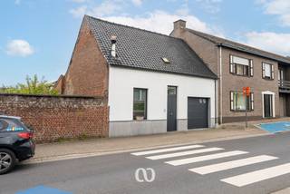 Ben jij op zoek naar een mooi afgewerkte woning met een gezellige tuin en een praktisch bijgebouw in het centrum van Kruishoutem? Gevonden!<br /><br />De stijlvolle keuken, de twee volwaardige slaapkamers en de vlotte verbinding met invalswegen zoals de E17 zijn maar enkele van de vele troeven die we hier terugvinden.<br /><br />INDELING:<br /><br />GLV:<br />Je komt de woning binnen via de inkomhal. Van hieruit heb je toegang tot de open leefruimte die naadloos overloopt in de mooie keuken met zicht op de tuin. Verder bevindt zich op het gelijkvloers ook een badkamer met toilet. Daarnaast heb je toegang tot de kelder en de garage.<br /><br />1eV:<br />Op het eerste verdiep kom je boven in de nachthal. Van hieruit heb je toegang tot twee volwaardige slaapkamers.<br /><br />BIJGEBOUW:<br />De woning beschikt ook nog over een ruim bijgebouw, dat momenteel gebruikt wordt als wasplaats en extra bergruimte. Deze ruimte is minder goed geïsoleerd dan de woning zelf, wat een invloed heeft op de EPC-score. Dit biedt echter ook mogelijkheden voor wie op zoek is naar extra opslagruimte of een hobbyruimte.<br /><br />Lijkt deze woning wel iets voor jou? Aarzel dan zeker niet en contacteer ons vandaag nog voor een afspraak!
