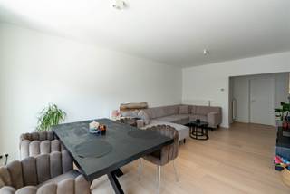 Dit luxueus en kleinschalig renovatieproject (slechts vijf eenheden) is gelegen in de gegeerde Zwarte Arendwijk, heel rustig wonen en toch zit je niet ver van de stad! Vlakbij allerlei invalswegen, het "rondpunt" van Wommelgem, het Shopping Center en ook het groene Rivierenhof is niet veraf. Met het park van kasteel "Zwarte Arend' als voortuin, vanwaar een mooie wandelroute start doorheen weides en bossen, langs verschillende kasteeldomeinen!<br /><br />Het appartement beschikt over een inkomhal voorzien van separaat toilet, badkamer en twee slaapkamers achteraan. Vooraan zeer richtrijke leefruimte met half open, volledig ingerichte en luxueus afgewerkte keuken. Dit pand onderging een zorgvuldige totaalrenovatie. <br /><br />Bijzonderheden:<br />- Gas en elektriciteit met individuele meters<br />- Handige kelderberging per appartement voorzien<br />- Beschikbaar vanaf 01-10-2026 <br />- €40 maandelijkse kosten (licht gang, verzekering, gemene delen, voorschot privatief waterverbruik .. )