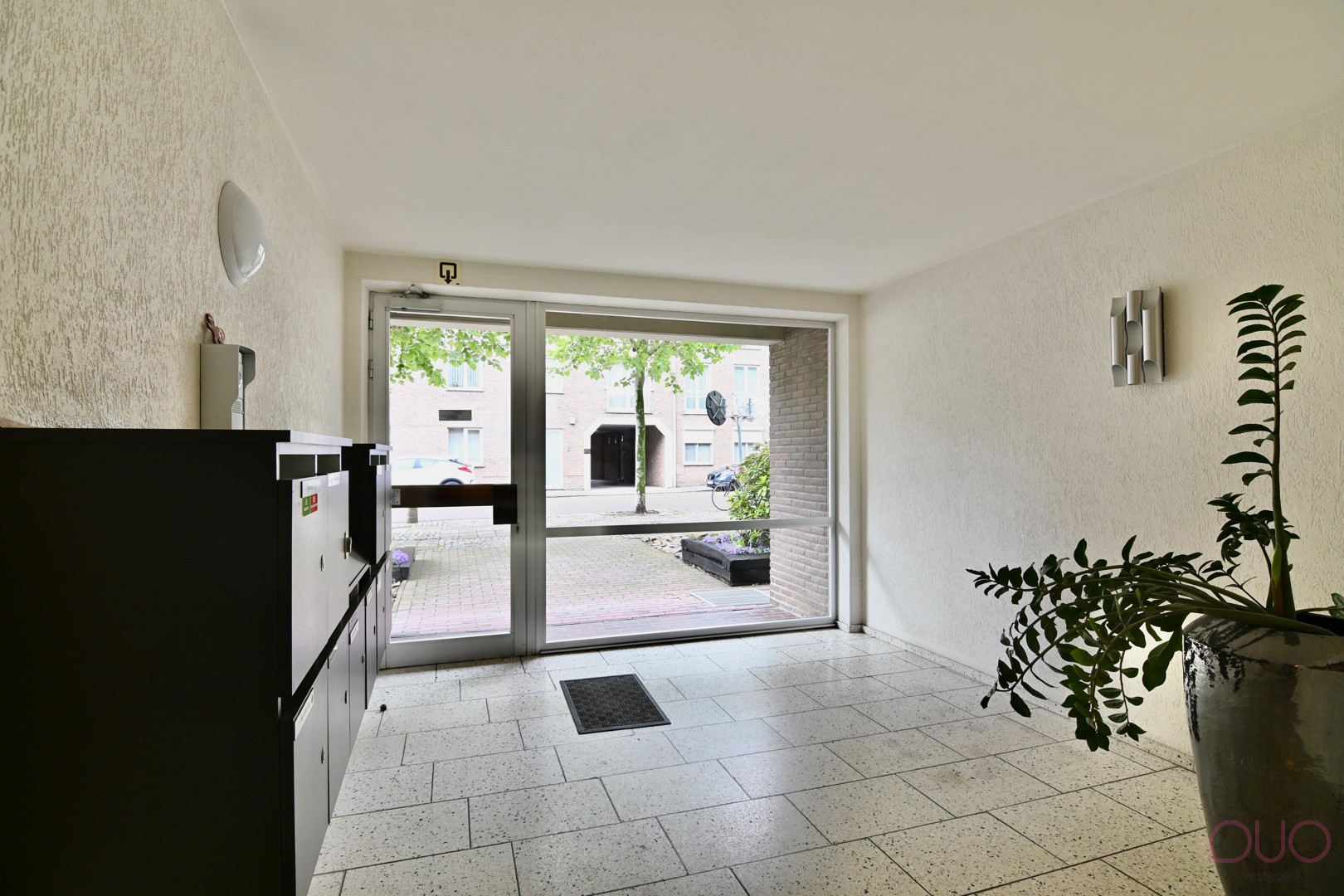 Instapklaar gelijkvloers appartement met 2 slaapkamers en garagebox op een toplocatie - foto 5