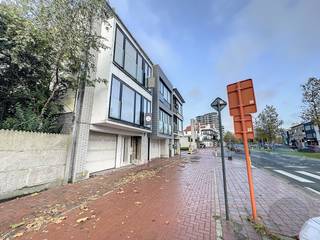 Gelegen op een zeer centrale locatie te Knokke, vlak aan Duinenwater, diverse faciliteiten en horeca op wandelafstand.Mogelijkheid tot 2...
