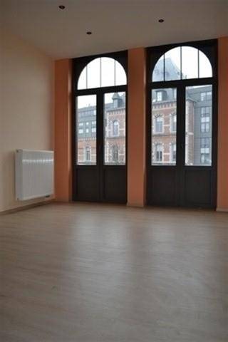 <p><span>Mooi appartement op de tweede verdieping van een Brusselse Herenhuis. Lichtrijke leefruimte met volledig ingerichte keuken (keramische kookplaat, oven, dampkap, ijskast en vaatwasmachine.. Prachtige parketvloeren. Badkamer met douche, lavabo meubel, toilet en aansluiting voor een wasmachine. Aansluitend een knusse slaapkamer en een balkon met bergruimte. Zeer goede ligging op de Place Dailly, nabij de Europese Instellingen en het openbaar vervoer. Beschikbaar op 16.03.26 en voor lange verhuurtermijn.</span></p><p><span> </span></p>