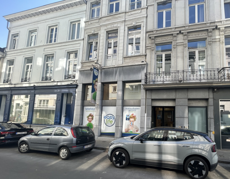 Instapklare winkelruimte op commerciële locatie hartje Gent - foto 1