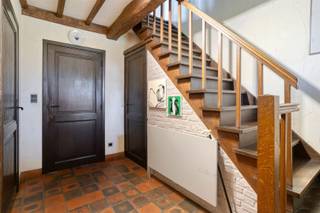 Goed onderhouden, rustig gelegen open bebouwing op een perceel van 556 m². Indeling: inkom, apart toilet met lavabo, zonnige living met houtcassette, ingericht open keuken (nieuw), grote koele berging, ruime garage met nieuwe sectionale poort, droge kelder. Verdieping: 3 slaapkamers en een ruime badkamer voorzien van ligbad, lavabo en toilet. 2 bergruimtes aan de zijkant onder het schuine dak. Aangelegde, zuid-oost geörienteerde tuin met tuinhuis. Cv ketel 10 jaar terug vernieuwd.