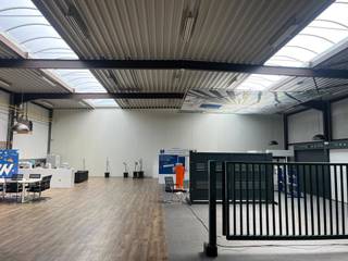 Located in a highly accessible area in Herent, this ready-to-use commercial space offers a total surface area of approx. 1,214 m². The combination of two spacious warehouse compartments and comfortable office space makes this unit suitable for a wide range of professional activities.
Layout and surface areas:
Warehouse space: approx. 950 m²
• Two equally sized compartments (each approx. 23.5 m deep x 20 m wide)
Office space: approx. 264 m²
2 sectional doors
Clear height: 5.5 m
Amenities:
✅ Gas heating in the offices
✅ Offices partly air-conditioned
✅ High-voltage power connection
✅ Separate male/female restrooms
✅ Kitchenette
✅ 13 private parking spaces
Additional info:
Maintenance and inspections at tenant’s expense
Property tax 2024: € 10,166.51
A versatile space in a prime location, ideal for companies seeking efficient storage and functional office facilities.
Interested? Call us for more information at 02.462.32.00