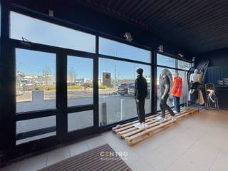 <p><strong><u>Benaderende AFMETINGEN</u></strong>: 35m x 10m.<br /><br /><strong><u>INDELING</u></strong>:<br />Inkom - open ruimte voor handel of kantoor - Magazijn/opslagruimte - keuken - CV-lokaal - afzonderlijk toilet.<br /><br /><strong><u>AFWERKING:</u> </strong><br />Metalen constructie met volledige overspanning (10m), gevels voorzien van geïsoleerde sandwichpanelen, keramische tegels, geïsoleerd plat dak (steeldeck; vrije hoogte 3,5m), TL-verlichting.<br /><br /><strong><u>NUTSVOORZIENINGEN</u></strong>:<br />Stadswater, verwarming (warme lucht) op aardgas, elektriciteit (3 x 400v, 40A), telefonie/internet, AIRCO.<br /> </p>
<p><strong><u>LIGGING</u></strong>:<br />Op industriezone 'Blauwe Toren' te Brugge, vlotte aansluiting met de expressweg en E403/E40/A11<br />Zichtlocatie met veel passage naar het winkelcentrum B-Park, V-markt, garages, ...).<br /> </p>
<p>* <u>Bijzonderheden</u>:<br />- Private parkeergelegenheid voor de deur!!!<br />- Onroerende voorheffing valt ten laste van de huurder, conform het aanslagbiljet.<br />- Onze referentie op <strong>www.centro.be</strong>: <strong>L0043-M</strong> of contacteer ons op <strong>050 70 01 02</strong>.</p>