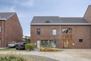 Cette maison prête à emménager est située au cœur de Lauwe, à quelques pas du centre, de divers restaurants, supermarchés, crèches, écoles,... et...