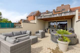 Dit prachtige huis in Ronse biedt een harmonieuze mix van comfort en stijl, perfect voor gezinnen die dromen van een moderne woning met karakter. Gelegen op een ruim perceel, biedt deze woning vier ruime slaapkamers en een dressing, ideaal voor gezinnen die extra ruimte zoeken. Bij binnenkomst wordt u verwelkomd in een prachtige mancave, maar deze kan ook dienst doen voor zelfstandigen als bureauruimte. De leefruimte met een open indeling die perfect is voor entertainen en gezinsmomenten. De moderne keuken, uitgerust met hoogwaardige toestellen en een royaal kookeiland, is de droom van elke thuiskok. Grote ramen zorgen voor een overvloed aan natuurlijk licht en bieden een prachtig uitzicht op de tuin.De gezellige zithoek nodigt uit tot ontspannen. De eetkamer, met zijn elegante uitstraling, is perfect om met gasten te dineren of gezinsmaaltijden te delen. Buiten biedt de zorgvuldig aangelegde tuin met terras een oase van rust. Het terras is ideaal voor zomerse barbecues of ontspannen onder de sterverlichte hemel. Ondanks er geen officiële garage, is er voldoende parkeergelegenheid in de buurt. Deze woning is niet alleen stijlvol maar ook doordacht ingericht, met veel opbergruimte en een functionele indeling. Het is de perfecte plek voor diegenen die op zoek zijn naar een huis met EPC C dat modern comfort combineert met een warme, uitnodigende sfeer. Mis deze kans niet en plan vandaag nog een bezichtiging!