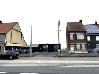 Goed gelegen magazijn/werkplaats met bureelgebouw (EPC : E) en veel parkeergelegenheidOp een centrale ligging kan je dit kantoor en loods (350 m²)...