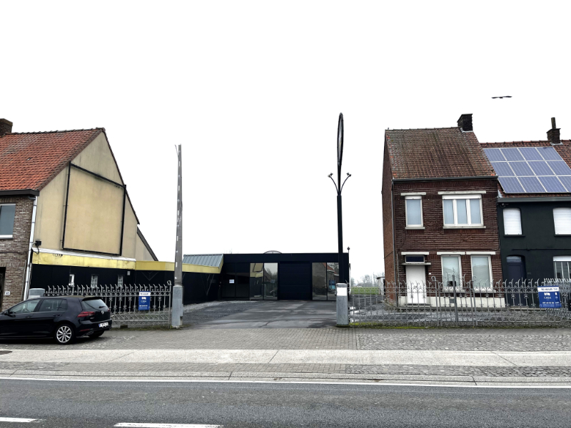 Magazijn met burelen en parkeer mogelijkheden - photo 1