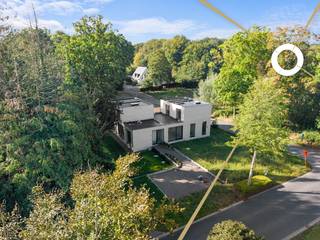 Op een unieke en rustige ligging in Houthulst vind je dit nieuwbouwproject dat comfort, stijl en charme prachtig combineert. Gelegen op wandelafstand van het centrum en grenzend aan het groene kasteeldomein “Kasteel de Groote”, woon je hier in een oase van rust, maar toch dicht bij alles wat je nodig hebt.<br /><br />Bij het binnenkomen word je meteen verwelkomd door een gezellige inkomhal met gastentoilet. De lichtrijke leefruimte met grote raampartijen vormt het hart van de woning: een warme plek waar je samenkomt, geniet en ontspant. De open keuken met stijlvol kookeiland nodigt uit om met familie of vrienden gezellig te koken en tafelen. Daarnaast is er een praktische bureauruimte, die eenvoudig kan worden ingericht als extra slaapkamer dankzij de voorziene aansluitingen – ideaal voor levenslang wonen.<br /><br />Boven vind je drie ruime slaapkamers die rust en privacy bieden, samen met een moderne badkamer uitgerust met een dubbele lavabo en een inloopdouche. Alle ruimtes zijn afgewerkt met kwaliteitsvolle materialen die zorgen voor een verfijnde uitstraling en een gevoel van exclusiviteit.<br /><br />Ook buiten is het heerlijk vertoeven: de woning beschikt over een prachtig aangelegde tuin rondom, met tuinmuur en tuinberging – de perfecte plek om te genieten van zonnige dagen of gezellige avonden. Deze woning combineert huiselijkheid met klasse. <br /><br />De vermelde prijs is exclusief 21% BTW, neem gerust contact met ons op voor meer informatie of een toelichting op de mogelijkheden.