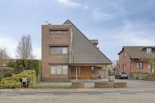 Bienvenue à la Dekkenstraat 75 à Zepperen. Nous trouvons ici une maison de caractère et extrêmement spacieuse (285 m²) sur un beau terrain de...