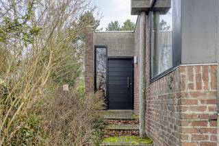 This surprisingly spacious (378m² living area), multipurpose house on a 956m² plot is for sale along the Maalse Steenweg. In addition to...