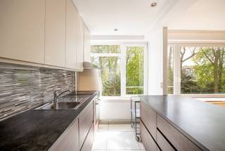 Locatie In het hart van Berchem, in de bijzonder populaire Pulhofwijk, bevindt zich dit instapklare appartement. U geniet hier van een groene...