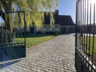 Dit prachtige domein bestaat uit een luxe landelijke villa met zeer mooie tuin en gebouwen.Voormalige rundveestallen, grote loodsen geschikt voor...