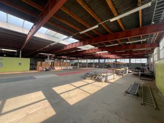 Goed gelegen bedrijfsgebouw te Beringen (Koersel), in de nabijheid van de E313. Dit gebouw heeft een oppervlakte van 3100m² en bestaat uit een hal van 2800m² met 300m² kantoren. Het terrein is volledig omheind en voorzien van grote schuifpoorten. Verder zijn er voldoende parkeerplaatsen en manoeuvreerruimte rondom het gebouw.<br /><br />KENMERKEN HAL :<br />- oppervlakte hal : 2800m²<br />- staalconstructie, geïsoleerd dak, lichtstraten en zijdelingse ramen<br />- elektriciteit: drijfkracht<br />- 2 elektrische sectionaalpoorten<br /><br />KANTOREN :<br />- oppervlakte: 300m² <br />- voorzien van maatmeubilair<br />- data- en communicatievoorzieningen<br />- sanitair<br /><br />TROEVEN:<br />- goed gelegen vlakbij de E313<br />- veel ruimte rondom het gebouw<br />- ruime parking<br /><br />Ig – Vg – Gmo – Gvkr – Gvv<br /><br /><strong>Info: 0478/930500 of <span><span>info@jansenrealestate.be</span></span></strong>