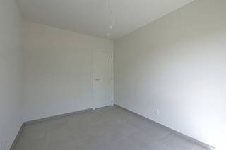 <p><span>Nieuwbouwappartement met twee slaapkamers in Lier</span></p><p><span> </span></p><p><span>In lier, gelegen op het Moederplein 12, bevindt zich dit nieuwbouwappartement met twee slaapkamers en staanplaats (inbegrepen in de prijs). Dankzij de goede locatie nabij de ring van Lier zijn zowel winkels, scholen en openbaar vervoer makkelijk bereikbaar. Het station van Lier is op slechts 10 minuten wandelen. Rust en bereikbaarheid komen hier samen. Dankzij het E peil 28, de ventilatie type D, de zonnepanelen en vloerverwarming is dit de ideale opportuniteit voor u. </span></p><p><span> </span></p><p><span>Indeling:</span></p><p><span>Eerste verdieping</span></p><p><span>- Slaapkamer 1</span></p><p><span>- Slaapkamer 2</span></p><p><span>- Badkamer</span></p><p><span>- Wc</span></p><p><span>- Woonkamer en keuken</span></p><p><span>- Terras</span></p><p><span> </span></p><p><span>Kelder</span></p><p><span>- Private berging (inbegrepen in de prijs)</span></p><p><span>- Gemeenschappelijke fietsenstalling</span></p><p><span>- Autostaanplaats (inbegrepen in de prijs)</span></p><p><span> </span></p><p><span>Troeven:</span></p><p><span>- Nieuwbouw</span></p><p><span>- Eerste bewoning</span></p><p><span>- Ruim Terras</span></p><p><span>- Energiezuinig</span></p><p><span>- Ventilatie type D</span></p><p><span> </span></p><p><span>Ben jij geïnteresseerd in dit appartement te huur in Lier, ben je op zoek naar ander vastgoed of wens je de waarde van jouw eigendom te kennen? Dan ben je bij BOLT immo aan het juiste adres! Wij helpen jou graag verder.</span><span> </span></p>