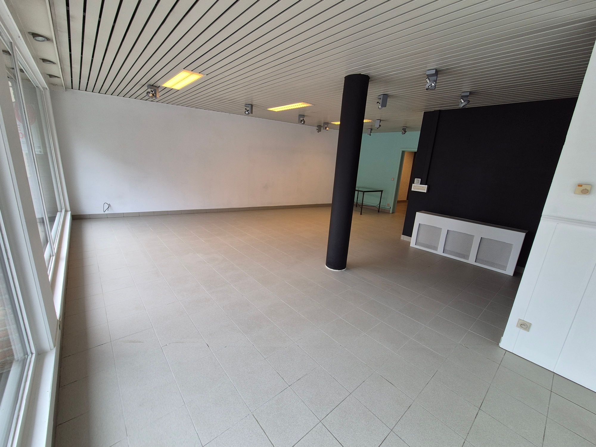 Zichtbaar, centraal en boordevol potentieel handelspand te Oostkamp - foto 4