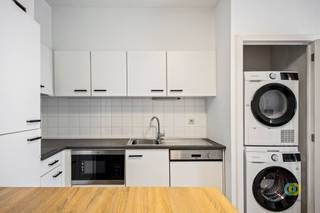 <p><span>Gelegen in het hart van de stad Brussel, op wandelafstand van winkels, horecazaken en verschillende kantoor gebouwen, vindt u dit gemeubelde één slaapkamer appartement op de derde verdieping. Dankzij de centrale ligging is dit appartement ideaal voor wie in de buurt werkt of graag in het stadscentrum woont. Bij het binnenkomen betreedt u meteen de aangename leefruimte van 23m² met een volledig uitgeruste open keuken. Aansluitend bevindt zich een praktische berging met wasmachine en droogkast. De woonkamer geeft toegang tot een gezellig terras. Via de nachthal bereikt u de douchekamer met toilet, een aparte bureauruimte en de slaapkamer van 9,5m². Het appartement is gelegen in een rustige straat, vlak naast het centrum, waardoor u geniet van zowel rust als een uitstekende bereikbaarheid. Interesse in dit instapklare en centraal gelegen appartement? Aarzel dan niet om contact met ons op te nemen voor een bezoek.</span><span> </span></p><p><span>Lasten: 125/maand voor de gemeenschappelijke delen. </span></p><p><span>Water- en elektriciteitsverbruik: individuele tellers.</span></p>