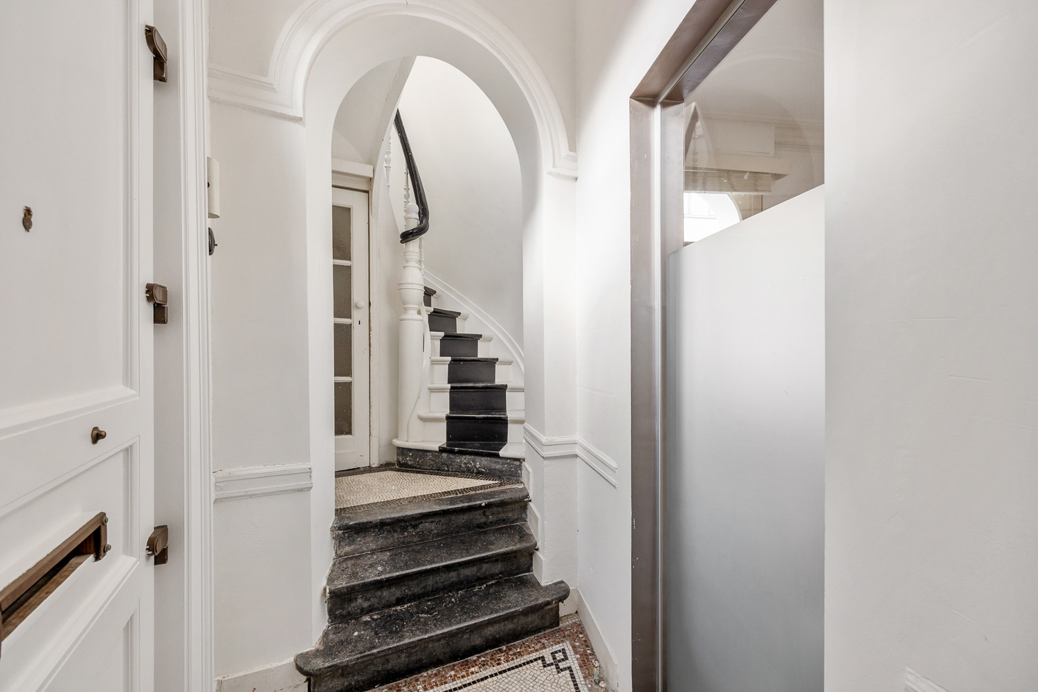 Wonen in een beschermde hoekwoning van Jos Bascourt uit 1894 is wonen in een uniek stuk Zurenborg, zonder renovatieplicht - foto 3