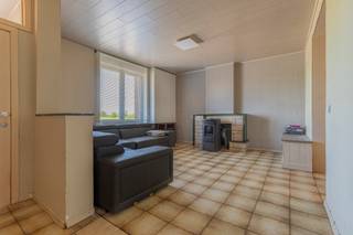 EERSTE BEZOEKDAG ZATERDAG 01/08 VAN 10U TOT 12U (enkel op afspraak!)<br /><br />HAALTERT - Bent u op zoek naar een renovatieproject dat u volledig naar eigen smaak kunt inrichten? Dan is deze woning in Haaltert precies wat u zoekt.<br />Deze te renoveren woning biedt een uitstekende basis voor wie droomt van een karaktervolle gezinswoning of een interessante investering.<br />Gelegen op een gunstige locatie, vlakbij winkels, scholen, openbaar vervoer en belangrijke invalswegen, combineert deze woning een rustige woonomgeving met een vlotte bereikbaarheid.<br /><br />De woning omvat op het gelijkvloers een woonkamer, eetkamer, keuken, veranda, badkamer, toilet en een garage.<br />Op de eerste verdieping bevinden zich twee slaapkamers. Via een vaste trap bereikt u de zolder, die tal van mogelijkheden biedt en kan worden ingericht als extra slaapkamer, hobbyruimte of bureauruimte.<br />De woning beschikt over een aangename tuin. Vooraan geniet u van een open uitzicht op de omliggende velden, wat zorgt voor een bijzonder rustig en landelijk gevoel. In de tuin bevindt zich bovendien een ruim bijgebouw dat tal van mogelijkheden biedt als opslagruimte, werkplaats of hobbyruimte.<br /><br />Kortom: Deze eigendom biedt een uitstekende opportuniteit voor wie op zoek is naar een renovatieproject met veel potentieel, prachtig gelegen in het groen van Haaltert.<br /><br />Wenst u meer info of bezoek: 053/60.65.60<br /><br />De vermelde prijs is een richtprijs. Na ontvangst van de biedingen zal de verkoper beslissen of hij/zij de eigendom verkoopt aan het beste bod. De richtprijs is aldus niet bindend voor de verkoper. Voor meer info kunt u ons contacteren of het reglement raadplegen op onze website.