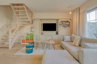 Knappe energiezuinige woning vlakbij het centrum....Deze instapklare woning komen we binnen via de inkomhal met apart gastentoilet met ernaast een...