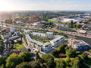 Project Kolenkaai is gelegen op een droomlocatie aan het kanaal Gent-Brugge-Oostende. De oppervlakte van maar liefst 10.000 m² biedt ruimte voor energiezuinige appartementen, huizen, handelsruimtes en heel wat groen. Kolenkaai, da’s een prachtig staaltje architectuur met een hoge ambitie in duurzaamheid.Kolenkaai staat voor ruim wonen in alle comfort en stijl. Voor Kolenkaai werd een Energy Service Company (ESCO) opgericht. Daarmee passen we innovatieve en duurzame hernieuwbare-energietechnieken toe. Zo worden de gebouwen verwarmd en passief gekoeld met warmtepompen die hun energie onder andere uit een BEO-veld halen. Daarnaast plaatsen we zonnepanelen op de daken en zijn alle parkeerplaatsen laadpaalready.Indeling appartement E10101:- inkomhall met toilet- slaapkamer 1- slaapkamer 2- badkamer met inloopdouche- doorzon leefruimte met zowel terras aan de voor- als achterzijde- berging met aansluiting wasmachine- ondergrondse staanplaats (vanaf €33.500)Algemeen: Prijzen zijn exclusief BTW, verkooprechten, notariskosten en projectgebonden kosten voor nieuwbouw (zoals bv. kosten basisakte en aansluitingskosten)Het tarief van 6% BTW kan toegepast worden zowel voor eigen bewoning als voor verhuur.Contacteer vandaag nog jouw Dewaele makelaar voor meer informatie over dit unieke nieuwbouwproject te Brugge.050 444 999 of brugge@dewaele.com