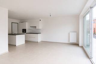 Deze woning is gelegen in een woonerf van 7 woningen en voorzien van terras en tuin van 70m². <br /><br />Op het gelijkvloers bevinden zich de inkomhal met bezoekerstoilet, leefruimte met open ingerichte keuken en afzonderlijke berging. De trappenhal brengt ons naar de 1e verdieping waar zich 3 slaapkamers bevinden, afzonderlijk toilet en badkamer voorzien van inloopdouche. De tuin is zeer onderhoudsvriendelijk en uitgerust met maairobot. <br /><br />Voorzien van bijhorende garage en extra staanplaats. De woning is zeer energiezuinig en uitgerust met zonnepanelen. Beperkte syndickost van €20/maand. Beschikbaar vanaf 1 september 2026.<br /><br />Voor meer informatie of een vrijblijvend bezoek neem contact op met ons kantoor op het nummer 055/59 50 10 of via mail stefanie@vastgoedbrowaeys.be<br />
