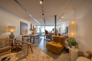 Standing full commercial property located in an interesting commercial part of the Zeedijk-Het Zoute near the Albertplein & Kustlaan. <br /><br />Some nearby shops: Scapa, Scapa Home, Gallery Sigurd Tanghe, Gallery Samuel Vanhoegaerden...<br /><br />The property is suitable for various purposes except for catering. <br />No takeover.