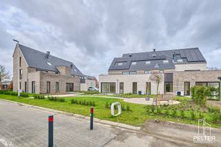 <p><span>Met trots stellen wij u het nieuwbouwproject </span><strong><span>“De Lepelaar”</span></strong><span> voor, gelegen op een gunstige locatie aan het Boseind in Neerpelt.</span></p>
<p><span>Deze stijlvolle residentie bevindt zich op de hoek van de Lepelstraat en het Boseind en omvat </span><strong><span>12 ruime appartementen</span></strong><span>, verdeeld over twee gebouwen. Daarnaast beschikt het project over 18 ondergrondse autostaanplaatsen en 13 privatieve kelders.</span></p>
<p><span>Dankzij de centrale ligging geniet u van een uitstekende bereikbaarheid en bevinden tal van voorzieningen zich op wandelafstand. Zo liggen diverse handelszaken, waaronder een bakker, slager, krantenwinkel, apotheek, drankenhandel en supermarkt, vlakbij. Ook scholen, een bushalte en het treinstation zijn vlot bereikbaar.</span></p>
<h3><span>Appartement B1-2.3 – Lepelstraat 2 bus 4</span></h3>
<p><span>Dit </span><strong><span>ruime duplexappartement</span></strong><span> bevindt zich op de eerste en tweede verdieping van de residentie en biedt een aangename combinatie van ruimte, comfort en functionaliteit.</span></p>
<p><span>Het appartement beschikt over 2</span><strong><span> volwaardige slaapkamers</span></strong><span> en een uitzonderlijk ruim terras van maar liefst </span><strong><span>32,45 m²</span></strong><span>, waar u in alle rust kunt genieten van het buitenleven.</span></p>
<p><strong><span>Indeling eerste verdieping:</span></strong></p>
<p><span>Via de inkomhal bereikt u het afzonderlijke gastentoilet en de lichtrijke leefruimte met open keuken. De praktische berging zorgt voor extra opbergruimte.</span></p>
<p><strong><span>Indeling tweede verdieping:</span></strong></p>
<p><span>De overloop biedt toegang tot twee ruime slaapkamers en een grote badkamer.</span></p>
<p>Adres: Lepelstraat 4 bus 4, 3910 Pelt<br /><br />Prijs:<br />Grondprijs: € 67.500 + 12 % registratierechten<br />Constructie: € 266.335 excl. BTW<br />Totaal: € 333.835,97 excl. BTW en registratierechten.</p>
<p>Registratierechten op de grond: € 8.100,00<br />BTW op constructie: € 55.930,55<br />Totale kost excl. berging en ondergrondse parking:<br />€ 397.866,52<br />Kosten berging en ondergrondse parking: € 28.770,00<br />Totale kost incl. berging en ondergrondse parking, excl. notariskosten en excl. aansluiting nutsvoorzieningen:<br />€ 426. 636,52<br /><br />EPB: In aanvraag<br />Verwarming: warmtepomp<br />3 individuele zonnepanelen<br /><br />Bij interesse mag u contact opnemen via: <br />info@peltermakelaardij.be of 011 93 60 60</p>