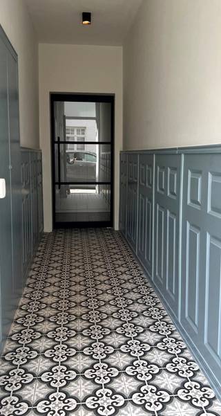 Instapklare STADSWONING met 4 slaapkamers, 2 badkamers en terras te huur in het centrum van Diest, Overstraat 34.<br /><br />De woning omvat 3 verdiepen en heeft een bewoonbare oppervlakte van +/- 195m² (bron : epc).<br /><br />Het gelijkvloers omvat een inkomhal met ingebouwde kast, een woonkamer met moderne open keuken voorzien van alle comfort. Achter de keuken is een bijkeuken en toilet. De keuken geeft toegang tot een kleine buitenplaats. <br /><br />Op de eerste verdieping zijn 2 slaapkamers, waarvan één voorzien van een dressing. Een badkamer met lavabo, inloopdouche en tweede toilet.<br /><br />Op de tweede verdieping zijn de 3de en 4de slaapkamer, de 2de badkamer met ligbad met jacuzzifunctie, dubbele lavabo en 3de toilet. De overloop geeft toegang tot een ruim terras.<br /><br />Deze instapklare woning is voorzien van alle modern comfort.<br /><br />Troeven van de woning :<br />- instapklaar<br />- 4 slaapkamers<br />- 2 badkamers, 3 toiletten<br />- ruim terras<br />- moderne keuken met amerikaanse koelkast, stoomoven, combi-oven, warmschuif, vaatwasser<br />- gelegen in hartje Diest, nabij alle voorzieningen<br />- epc : B label<br />- vloerverwarming op het gelijkvloers<br />- moderne uitstraling<br /><br />Huurprijs : 1.350 € per maand<br /><br />Voor het plannen van een bezoek kan u mij bereiken op 0476/952.716 of dimitri@alvast.be<br /><br /><br />Alle gegevens zijn louter informatief, onder elk voorbehoud, en voor zover het pand intussen niet verhuurd of verkocht is.<br />Dit pand wordt door ons geplaatst op volgende websites :<br />-www.alvast.be<br />-www.immoscoop.be<br />-www.zimmo.be<br />-www.spotto.be<br />Indien U het pand op andere websites zou aantreffen is dit niet door ons geplaatst en is de info mogelijk niet up-to-date.