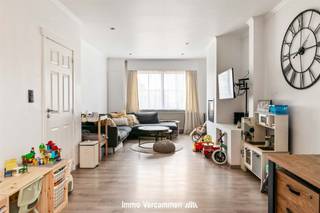 <p><span>Perfect instapklare woning met 2 slaapkamers en bureehoekl, gunstig gelegen te Sint-Katelijne-Waver.</span></p><p><span> </span></p><p><span>Deze mooie woning werd quasi volledig gemoderniseerd en geoptimaliseerd sinds 2010. De woning is voorzien van alle moderne comfort, zoals o.a. zonnepanelen en een recente condensatieketel op aardgas. Dak en dakisolatie werden vernieuwd en er werd recent een nieuwe badkamer met inloopdouche geplaatst. De woning is functioneel ingedeeld en beschikt over lichtrijke woonruimtes. Op het gelijkvloers is er een gezellige woonkamer met zithoek en bureauruimte en aansluitend eetkamer, een ideale thuis om mensen te ontvangen. De geïnstalleerde keuken centraal tussen leefruimte en terras met tuin maakt het geheel compleet. De badkamer met knappe inloopdouche werd volledig gemoderniseerd. Op de eerste verdieping zijn er in totaal 2 slaapkamers. Een praktische kelder en bergruimte bieden heel wat stockageruimte. En indien u niet binnen wenst te vertoeven, kan u heerlijk tot rust komen in de aangename, oost georiënteerde tuin met deels overdekt terras.</span></p><p><span> </span></p><p><span>Een unieke kans voor wie een woning zoekt gelegen nabij een landelijk dorpscentrum met scholen, winkels, sport- en ontspanningsmogelijkheden, als ook op een boogscheut van het bruisende stadscentrum van Mechelen.</span></p><p><span>Vlotte bereikbaarheid is tevens een troef, een centrale ligging tussen Brussel en Antwerpen, treinstation en fietsostrade.</span></p><p><span> </span></p><p><span>Bezoek enkel na afspraak, vrijblijvende info op kantoor: 015/755 444 of <span>info@immovercammen.be</span></span></p><p><span>Beschikbaarheid overeen te komen.</span></p><p><span> </span></p>