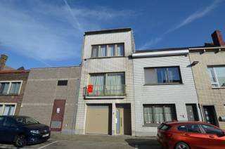 Oostende-Stene, instapklaar woonhuis gelegen in rustige buurt met garage en koer. <br /><br />Indeling:<br /><br />Inkomhall, ruime garage met wasplaats, koer, woonkamer met inbouwcassette, volledig ingerichte keuken met zonnige terras, berging, 2 afzonderlijke toiletten, 3 slaapkamers, badkamer met ligbad, wastafel en derde toilet. <br /><br />- Centrale verwarming op aardgas<br />- Dubbele beglazing PVC.