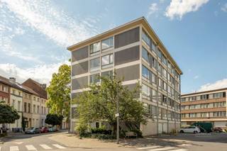 <p><span>Lichtrijk hoekappartement met 3 slaapkamers en terras in Borgerhout!</span></p><p><span>Centraal gelegen met tal van winkels, gezellige horecazaken en een vlotte verbinding met het openbaar vervoer en belangrijke invalswegen.</span></p><p><span> </span></p><p><span>Dit appartement van </span><span>94m²</span><span> (cfr. EPC) is gelegen op de </span><span>4de verdieping</span><span> van een goed onderhouden gebouw en is bereikbaar via </span><span>lift of trap</span><span>.</span></p><p><span>Bij het betreden van de inkomhal krijgen we meteen toegang tot alle ruimten. Eerst komen we in de </span><span>ruime leef- en eetruimte</span><span> dewelke geniet van </span><span>veel lichtinval </span><span>dankzij de grote raampartijen.</span></p><p><span>De </span><span>gesloten keuken </span><span>is </span><span>volledig geïnstalleerd</span><span> en geeft ons toegang tot het</span><span> terras</span><span>.</span></p><p><span> </span></p><p><span>Het appartement beschikt over </span><span>3 volwaardige slaapkamers</span><span> (16m², 11m², 9m²).</span></p><p><span>De </span><span>badkamer</span><span> is voorzien van een ligbad, wastafel en een aansluiting voor wasmachine. Tenslotte is er een </span><span>apart toilet</span><span> aanwezig.</span></p><p><span> </span></p><p><span>Troeven: </span></p><ul><li><span>EPC C</span></li><li><span>Veel lichtinval</span></li><li><span>3 slaapkamers</span></li><li><span>Lift aanwezig</span></li><li><span>CV op gas</span></li></ul><p><span> </span></p><p><span>Vrijblijvend advies met gratis schatting van uw eigendom? Neem gerust contact met ons op! </span></p><p><span> </span></p><p><span>Jessica Wojcik</span></p><p><span><span>Jessica@homeforyou.be</span></span></p><p><span>+32 488 24 97 20</span></p><p><span>7/7 bereikbaar</span></p><p><span> </span></p>