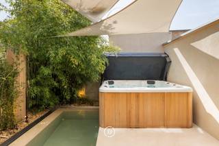 Maison élégante dans le quartier du Sacré-Cœur où design, confort et technologie se rejoignent parfaitement. Avec une surface habitable d'environ 117 m², cette maison a été soigneusement achevée et entièrement rénovée (2026) avec des matériaux de haute qualité et un souci du détail.<br /><br />La maison vous accueille avec une apparence épurée et contemporaine, où le mortex a été harmonieusement appliqué sur les sols, les murs et les plafonds. Associé aux élégants parquets en chevron à différents niveaux, cela crée une atmosphère à la fois chaleureuse et luxueuse.<br /><br />Le salon est particulièrement accueillant et soigneusement aménagé, doté d'un élégant foyer au gaz et d'un système de son intégré d'Audac. Adjacent, se trouve la cuisine industrielle en acier de Giorik, équipée d'appareils de qualité et d'une plaque de cuisson.<br /><br />Des placards sur mesure ont été intégrés dans la chambre principale ainsi que dans toute la maison, s'harmonisant parfaitement avec l'intérieur et offrant un ensemble épuré et organisé.<br /><br />La salle de bain respire le luxe pur et est équipée d'une douche à effet pluie et d'un sauna infrarouge privé, garantissant une expérience de bien-être exclusive dans le confort de votre maison.<br /><br />Sur le plan technique, vous bénéficierez d'un confort de vie moderne grâce à une pompe à chaleur, du double vitrage de haute performance et de la climatisation séparée dans chaque pièce. Le système domotique de Bits & Bytes, associé à un vidéophone, garantit une gestion fluide et intelligente de la maison.<br /><br />La façade, finie avec un crépi, confère à l'ensemble un aspect intemporel et élégant.<br /><br />La terrasse est équipée d'une piscine à eau salée, d'un jacuzzi et d'une douche extérieure.<br /><br />Une opportunité unique pour ceux qui recherchent une maison prête à emménager, finie avec luxe et caractère, en plein cœur de Hasselt et à distance de marche du centre.