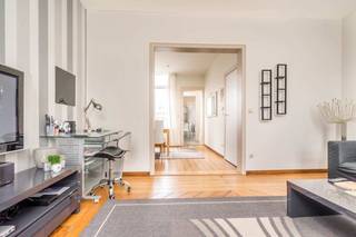 <p>Quares - Group TREVI presenteert :<br />Gemeubeld appartement met 2 slaapkamers op een ware TOPlocatie! <br /><br />Dit appartement bevindt zich op de tweede verdieping van een herenhuis en is bereikbaar met de trap. Via de hal komt u in de zeer ruime leefruimte. Vanuit de leefruimte betreedt u de eerste slaapkamer met ingebouwde kasten. Aan de achterzijde links van de eetkamer is de tweede slaapkamer aanwezig. Vanuit de eetkamer kan u naar de keuken gaan. Deze keuken is voorzien van een gasvuur, een oven en een afwasmachine. Tenslotte is er nog een badkamer met een ligbad. Op de gelijkvloers is er een fietsenstalling aanwezig.<br />Dit prachtige appartement is gelegen op het bruisende Zuid, deze buurt is met zijn aangename sfeer en gezellige restaurants en cafés dé ideale plaats om te vertoeven. Beschikbaar vanaf 01/09/2026.<br /><br />Extra:<br />- Volledig bemeubeld appartement<br />- ALL INCLUSIEF FORMULE 400 €/maand (gemeenschappelijke kosten, water, gas, elektriciteit, internet en tv)<br />- Minimum 1 jaar contract<br />- 3 maanden huurwaarborg</p>
<p><span> </span></p>
<p><span><br /><br /></span></p>