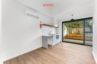 Deze gezellige en comfortabele woonst op de gelijkvloerse verdieping maakt deel uit van een authentiek gebouw met mooie uitstraling dat in 2025 volledig werd ontmanteld en gerenoveerd met zeer kwalitatieve uitrustingen, technieken en duurzame materialen. Deze studio / dit appartement is zeer energiezuinig (A label) met een lage ecologische voetafdruk, door gebruik te maken van o.a. doorgedreven isolatietechnieken van dak, vloeren, muren en ramen, met voorziening van kwalitatieve zonnepanelen in combinatie met duurzame warmtepompen, waarbij binnenunits voor verwarming én koeling zorgen voor dagdagelijks zorgeloos wooncomfort. De studio beschikt over een gezellige en praktische woonruimte met een volledig uitgeruste keuken en een aparte badkamer met douche, lavabo en wc. Tevens beschikt de studio over een privatief terras van maar liefst 19 m2. Achteraan het gebouw is, naast een fietsberging, tevens een gezellig stadstuintje waar de bewoners gebruik kunnen van maken. Belangrijke troef is tevens de uitstekende, rustige ligging op wandelafstand van het o.a. het centrum, het station, het Sluispark en alle nodige faciliteiten. Dat alles maakt deze woonst zeer geschikt voor o.a. alleenstaanden en koppels zonder kinderen. Heeft u vragen of wenst u een bezoek te plannen? Contacteer ons via info@homies.be of 016 22 82 22. HOMIÉS, an Eye for Immo.