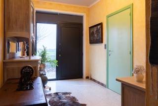 LANDELIJK GELEGEN ALLEENSTAANDE WONING MET 4 SLPKS, DUBBELE GARAGE EN DIVERSE WEIDES OP EEN TOTALE OPPERVLAKTE VAN 2.360 M2<br /><br />Op deze uiterst landelijke ligging vinden we deze alleenstaande, gelijkvloerse woning met 4 slaapkamers, een dubbele garage van 60 m2 en diverse weides terug. Deze waardevolle eigendom is gelegen op een totale oppervlakte van 2.360 m2. Verder is deze rustig gelegen woning overal voorzien HR-beglazing alsook is het volledige dak en de spouwen geïsoleerd. Ook is er een zonneboiler voorzien en beschikt deze woning over centrale verwarming op mazout. <br /><br />Vervolgens vinden we naast de woning een grote oprit die doorloopt achteraan en langs de woning, waardoor het volledig perceel overal gemakkelijk bereikbaar is. De weides zijn tevens volledig afgesloten en omheind. <br /><br /><u>Indeling: </u><br /><br />-Gelijkvloers: inkomhal - lichtrijke leefruimte met zicht op de velden ingericht met een zithoek voorzien van een sfeervolle houtkachel en een aansluitende eetruimte - verder vinden we de ruime ingerichte keuken met aansluitende aparte berging waar u alles van voorraad kan wegbergen - apart toilet - badkamer voorzien van een douche, ligbad, dubbele wastafel met bijhorend meubel en een toilet - 4 ruime slaapkamers met bijhorende ingemaakte kastruimte - aparte wasplaats met strijkruimte en bijhorende bergruimte - tevens is er ook nog een technische ruimte waar de chauffageketel zich bevindt<br /><br />-Verder vinden we buiten op het perceel nog diverse afgesloten en omheinde weides - een grote dubbele garage van 60 m2 - daarnaast is er ook een ruime oprit die doorloopt langs de zijkanten en achterkant van de woning. Zo kan je gemakkelijk rondom de woning rijden en is het volledige perceel zeer gemakkelijk bereikbaar<br /><br /><br /><u>Troeven: </u><br />-Zeer landelijke ligging<br />-Grote dubbele garage (60 m2) <br />-4 ruime slaapkamers<br />-Alles op het gelijkvloers<br />-Dakisolatie<br />-Overal HR-beglazing<br />-Zonneboiler<br />-Cv op mazout<br />-Diverse weides<br /><br />Bent u op zoek naar een landelijk gelegen eigendom met 4 slaapkamers, dubbele garage en diverse weides? Dan is deze eigendom zeker het bezoeken waard! Contacteer Tommy snel voor een bezoek ter plaatse via 0496 15 67 71